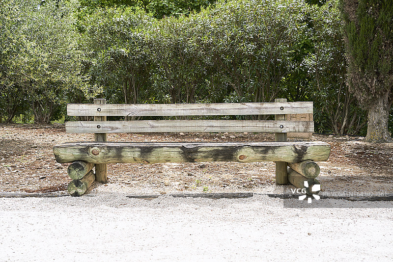 泥土路上的乡村木制长椅图片素材