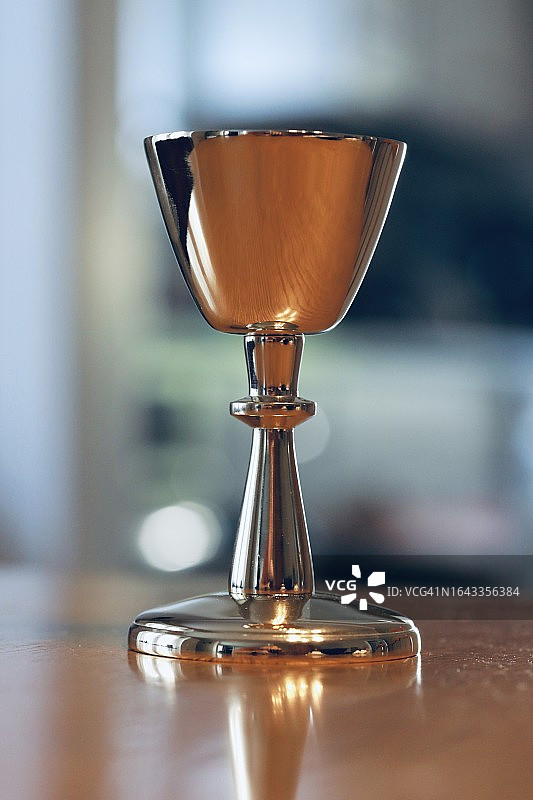 教堂的奉献面包和葡萄酒图片素材