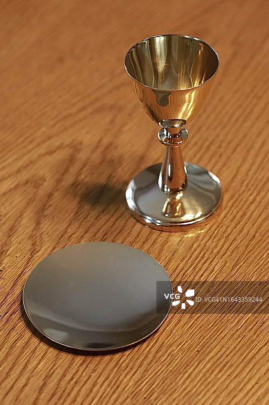 教堂礼拜用金色圣杯图片素材