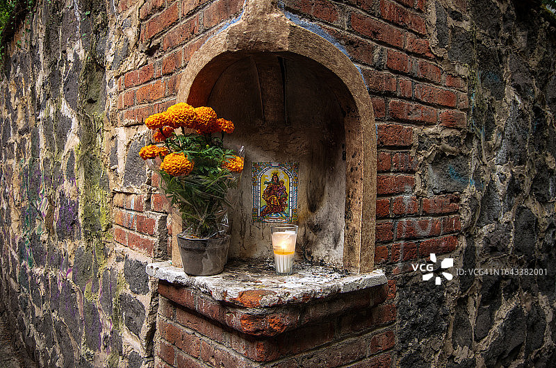 墨西哥科约阿坎的圣母祭坛上的万寿菊和蜡烛图片素材