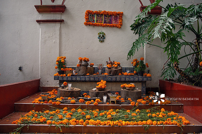 亡灵节祭坛上的祭品图片素材