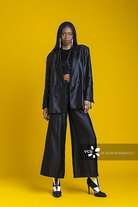 穿着时尚休闲装的时尚女性图片素材