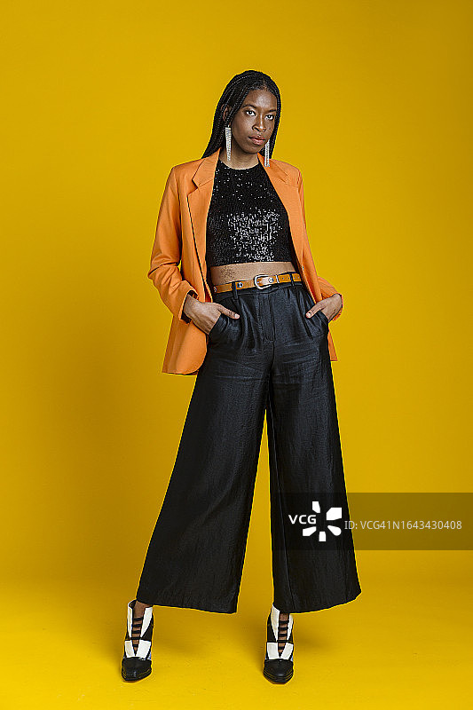 穿着时尚休闲装的时尚女性图片素材