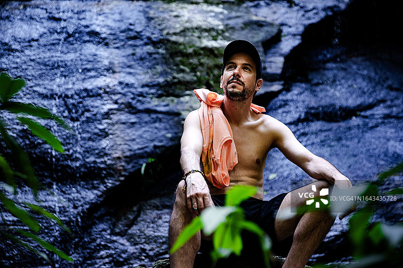 男人探索热带雨林图片素材