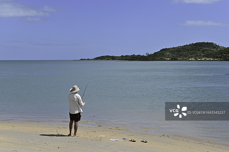在约克角半岛海滩钓鱼的澳大利亚男人图片素材