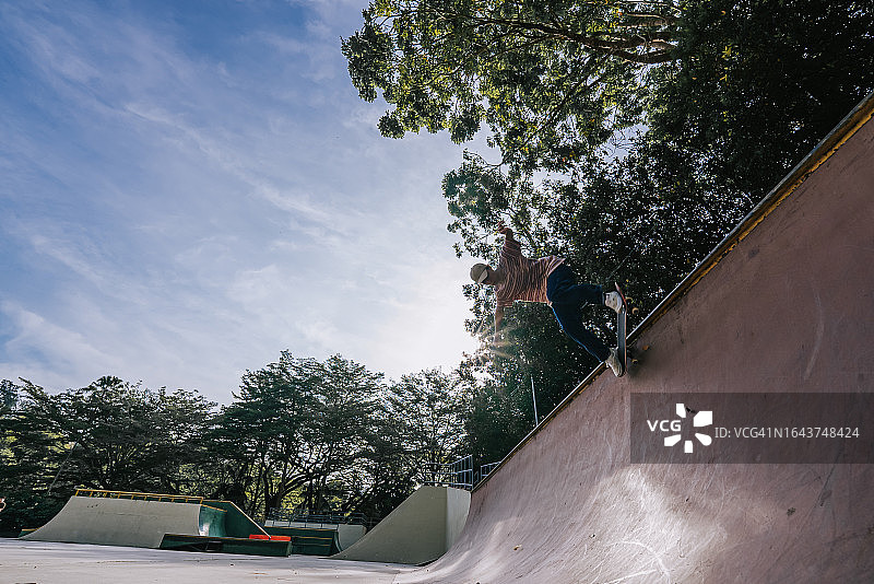 在滑板公园玩滑板的中国青年男子图片素材