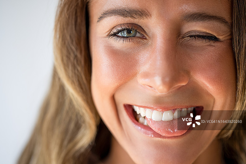 有趣的表情和伸出的舌头图片素材