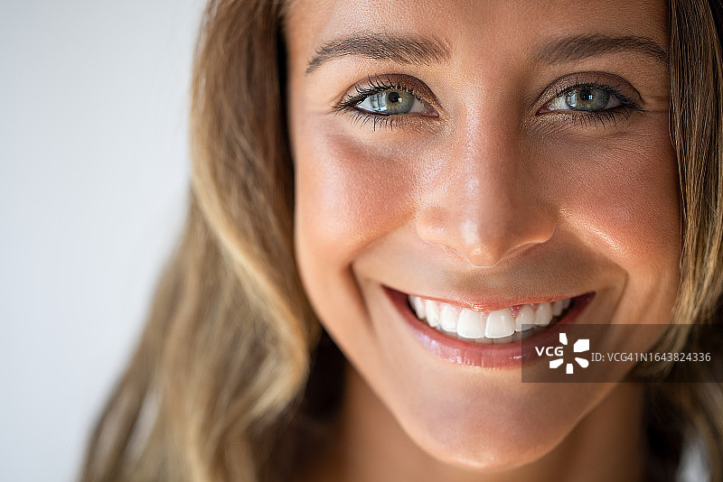 笑容灿烂、牙齿洁白的漂亮女子图片素材