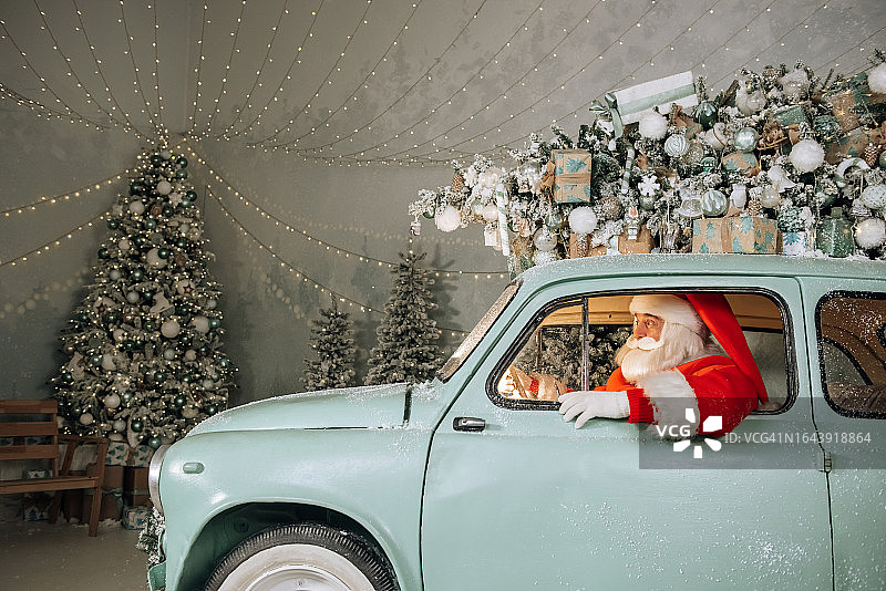 圣诞老人驾车送礼物，圣诞旅行概念图片素材