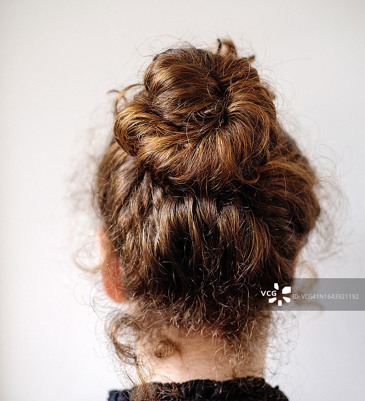 发髻凌乱的少女图片素材