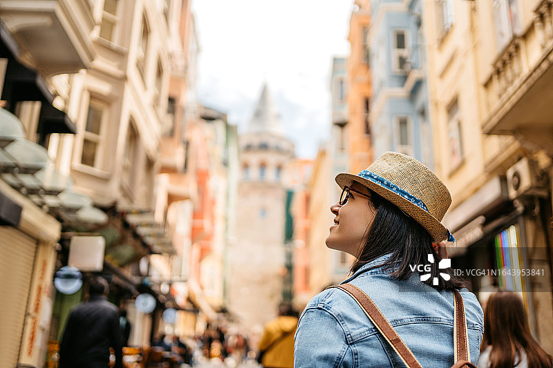 年轻女子走向伊斯坦布尔的加拉塔图片素材