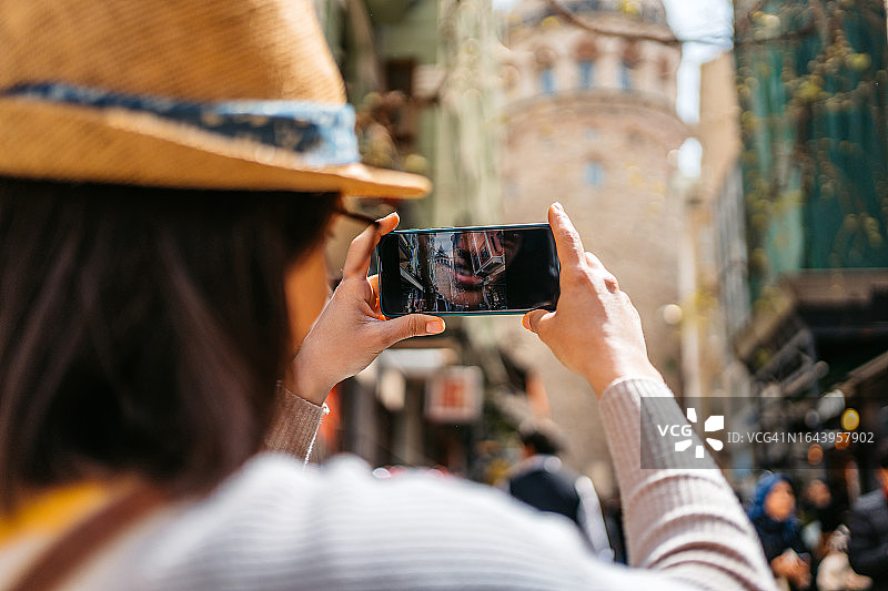 年轻女子在伊斯坦布尔拍摄加拉塔图片素材