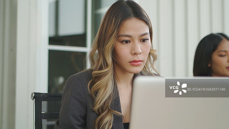 新商业人士讨论项目创意图片素材