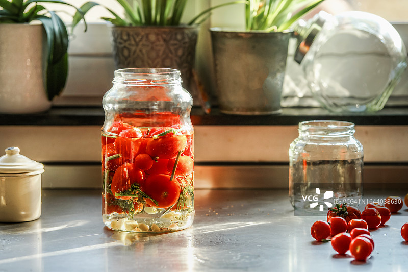 在厨房的桌子上发酵西红柿图片素材