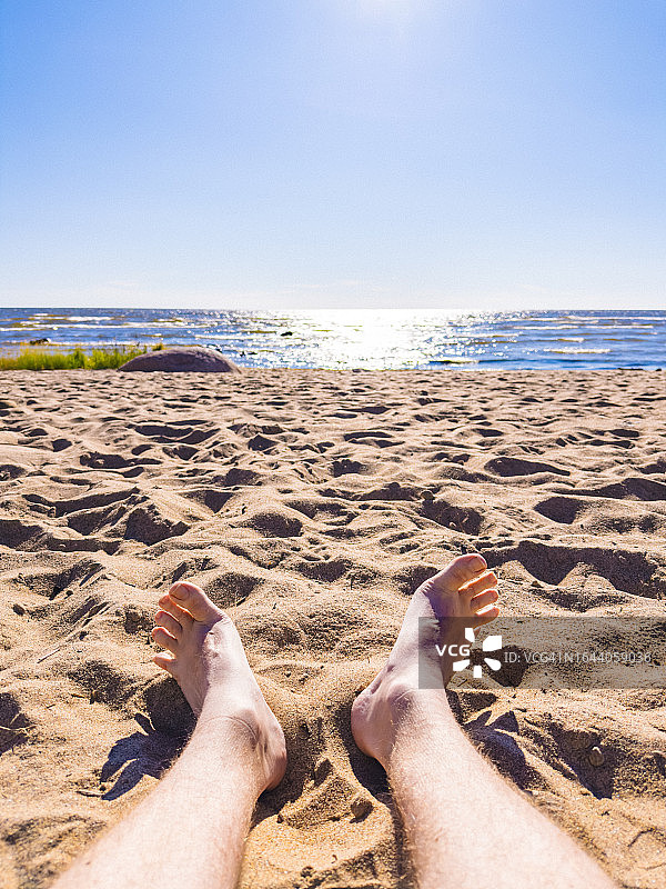 阳光沙滩上的脚图片素材