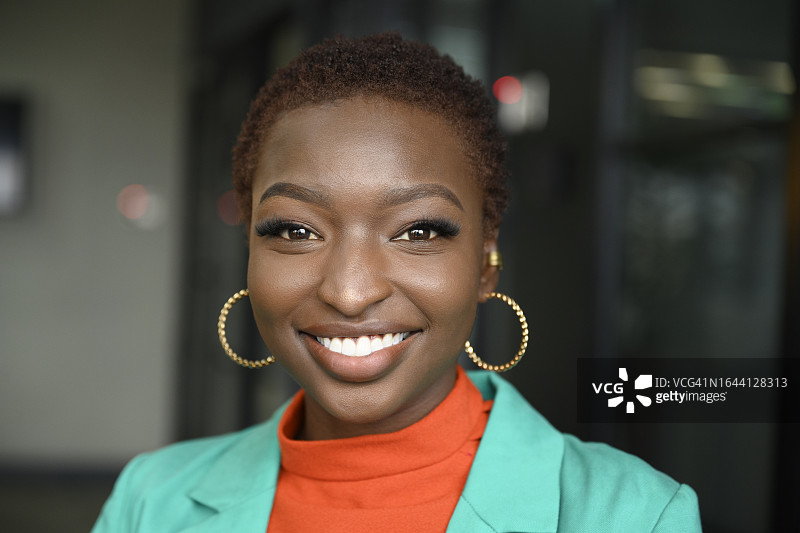 在办公室里的肯尼亚商业专业人士头像图片素材