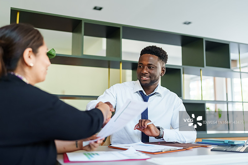 商务人士在会议桌旁图片素材