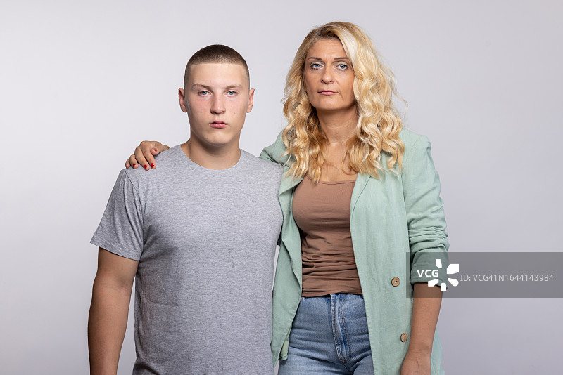 中年母亲和青少年儿子的肖像图片素材