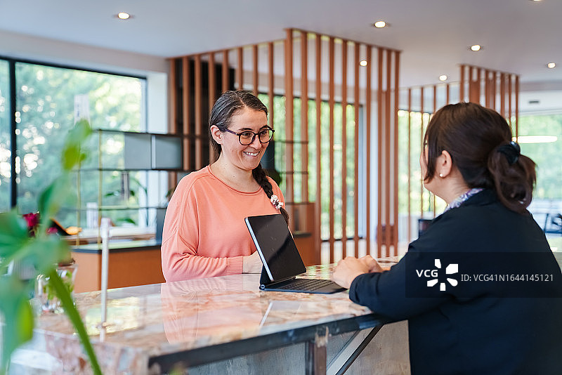 在办公楼接待处工作的女人图片素材