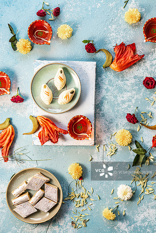 用于杜尔迦 पूजा 的印度甜点和鲜花图片素材