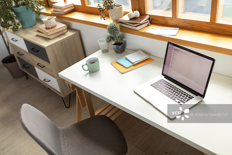 配有笔记本电脑的空旷的家庭办公室图片素材
