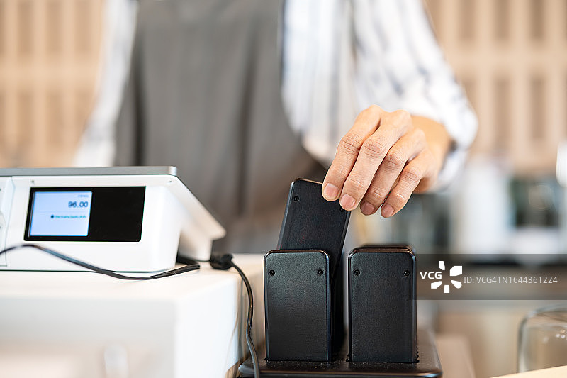 使用餐厅排队管理系统维护等候区和预订图片素材