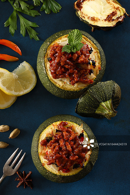 肉和奶酪酿圆西葫芦图片素材