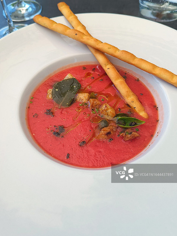 盘中番茄罗勒鲜汤图片素材