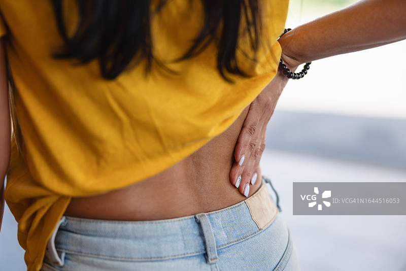 年轻女人背痛图片素材