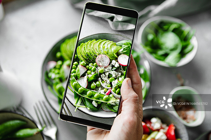 拍摄健康沙拉的女人特写图片素材