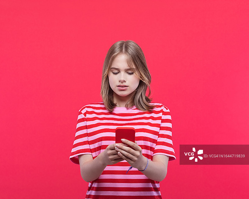 使用智能手机的焦虑少女肖像图片素材