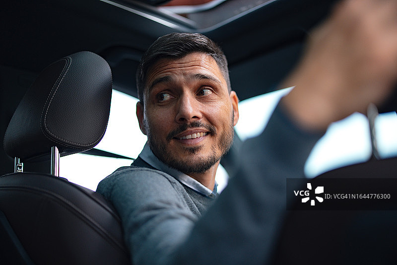 快乐英俊的商人倒车图片素材