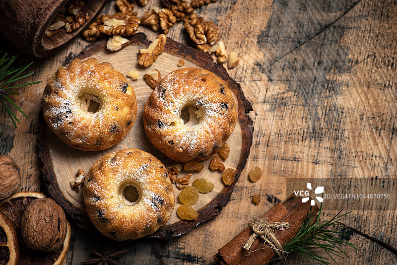 撒满糖的圣诞蛋糕图片素材