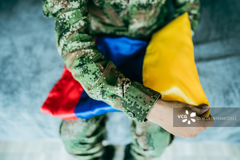 手持哥伦比亚国旗的士兵特写图片素材