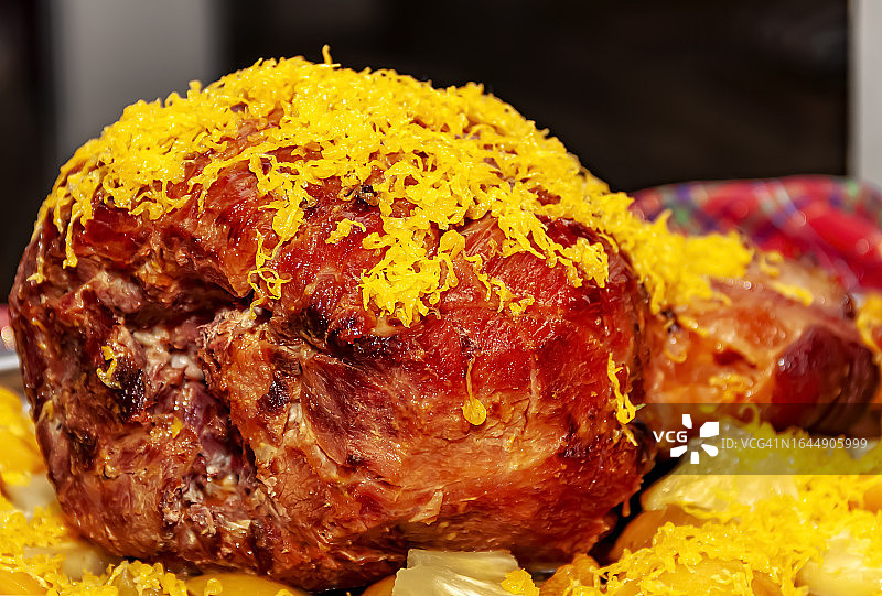 准备享用。烟熏火腿配鸡蛋丝。鸡蛋丝是一种葡萄牙甜点，在英语中也被称为天使头发。图片素材