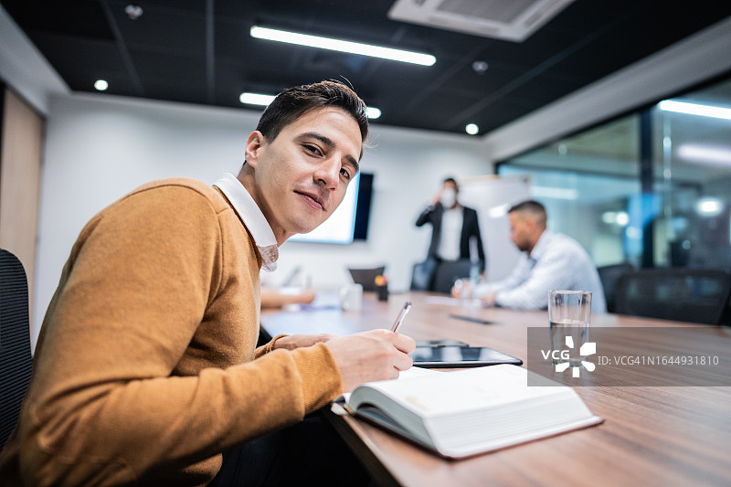 办公室会议室里的中年男人肖像图片素材