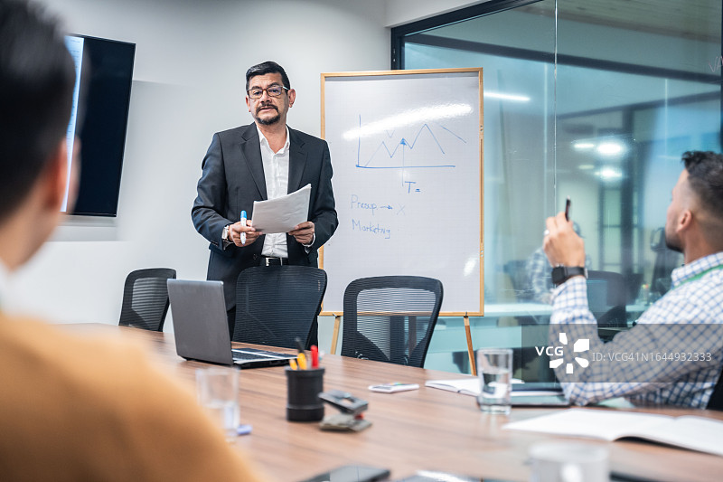 在会议室做演示的中年商人图片素材