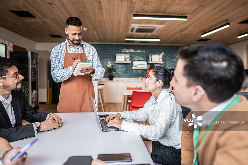 同事在办公室咖啡店享受服务图片素材