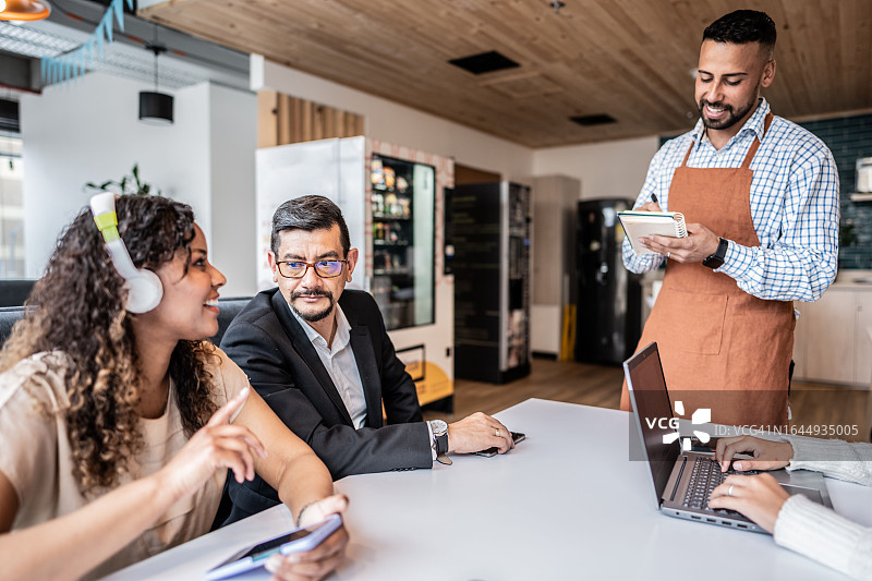 同事在办公室咖啡店享受服务图片素材