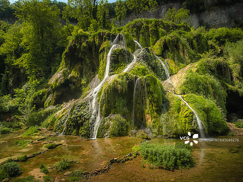 法国汝拉博姆莱梅西厄陡峭山谷中的凝灰岩瀑布图片素材