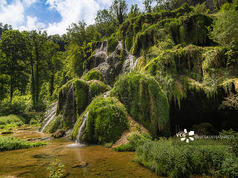 汝拉弗朗什-孔泰地区博姆莱梅西厄（Baume les Messieurs）陡峭山谷中的凝灰岩瀑布（法语为“Cascade des Tufs”）的侧视图图片素材