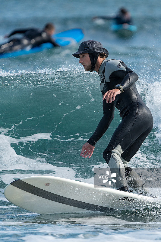 在堪察加半岛太平洋上乘风破浪的冲浪者图片素材