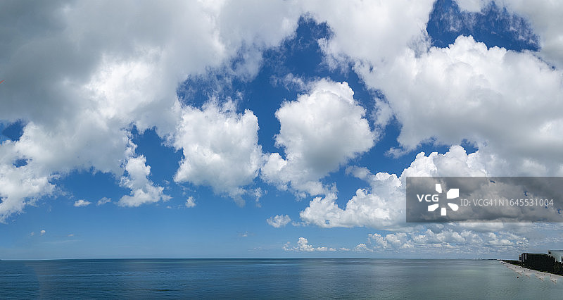 航拍佛罗里达州那不勒斯海滩云景图片素材