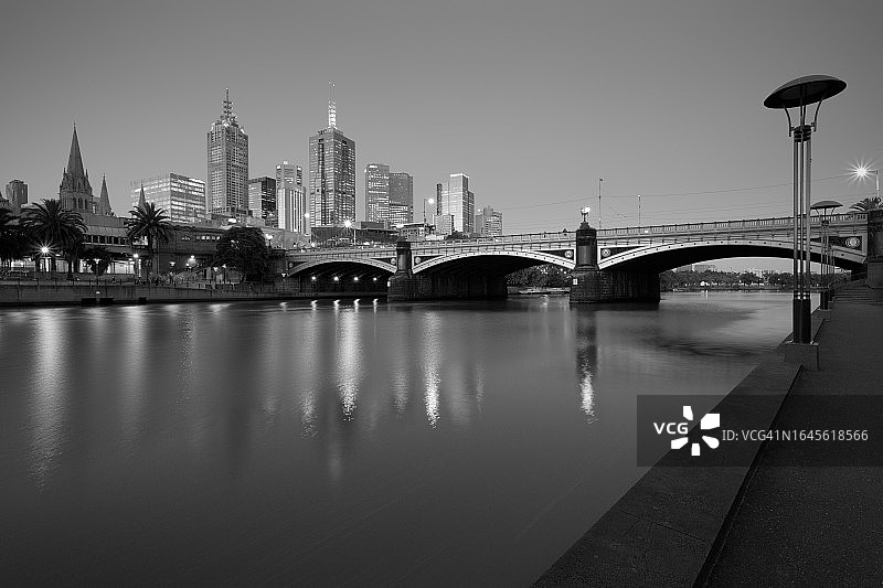 雅拉河畔的黄昏（黑白照片）图片素材