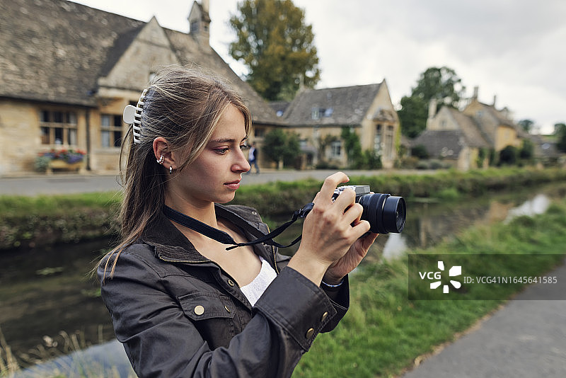 少女在温暖夏日傍晚的下斯劳特村散步图片素材