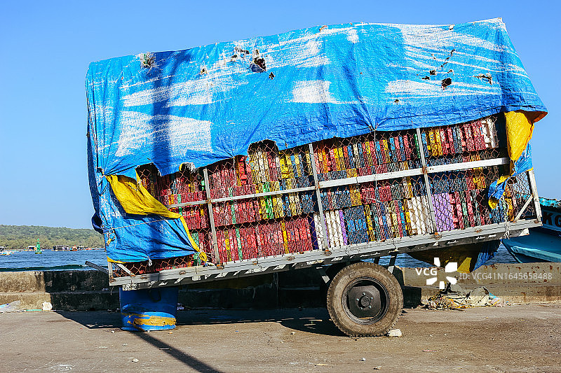 装满鱼箱的无头卡车车厢图片素材