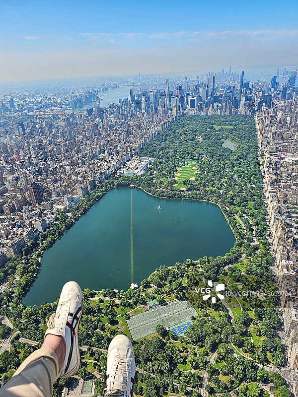 从直升机上俯瞰中央公园和纽约市图片素材