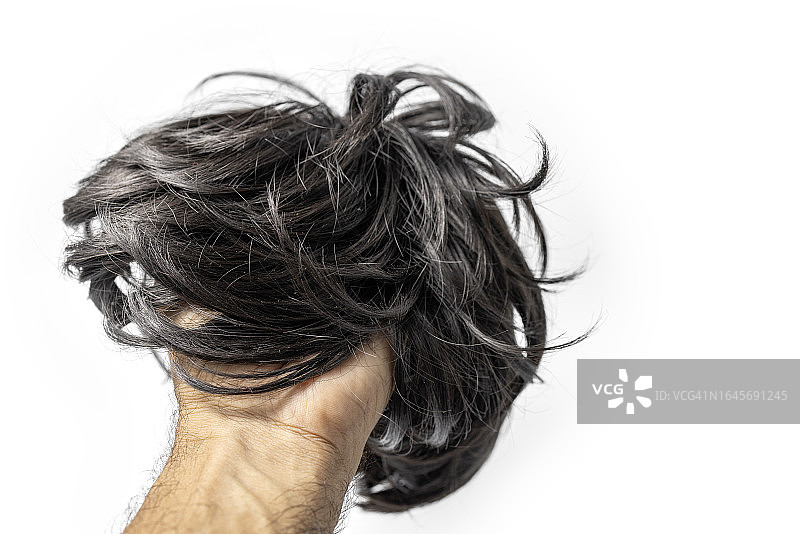 手握白色背景下的假发图片素材