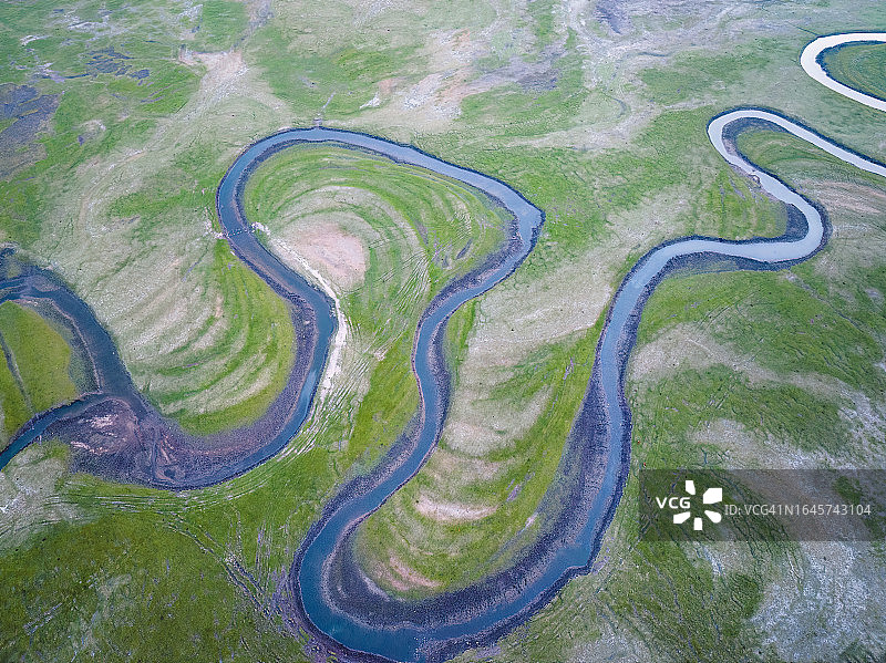 草原蜿蜒河流的航拍景色图片素材