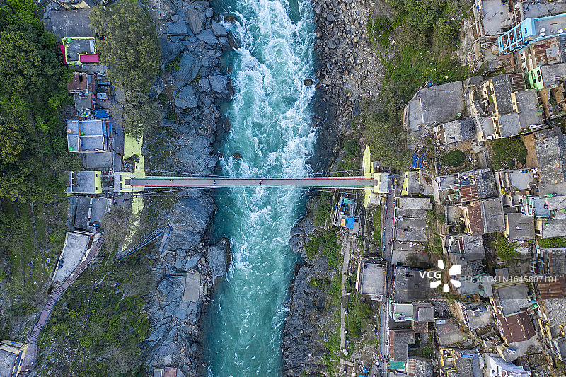 代夫普拉亚格横跨巴吉拉蒂河的悬索桥航拍图片素材